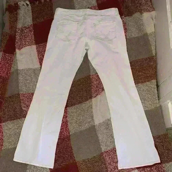 Gap Flare Mid-Rise White Jeans - Picture 7 of 8
